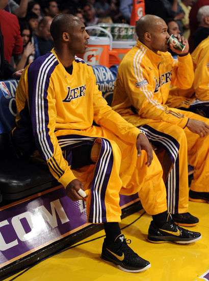 她在游泳比 她在游泳比